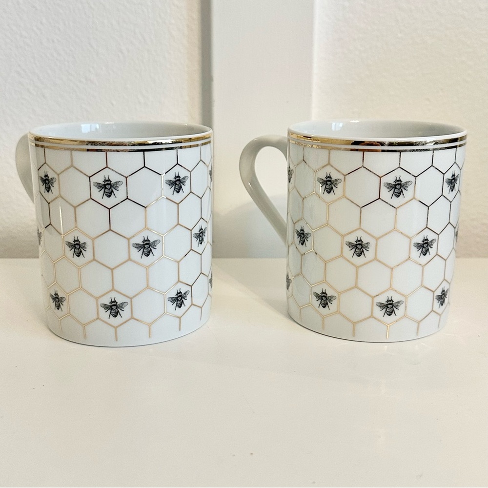 (2) Williams Sonoma 18k Gold Detail Honeycomb Bees Coffee Tea Mugs Porcelain